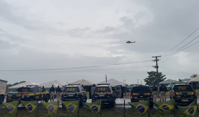 Forças de segurança fazem operação para liberar trechos bloqueados na BR-163