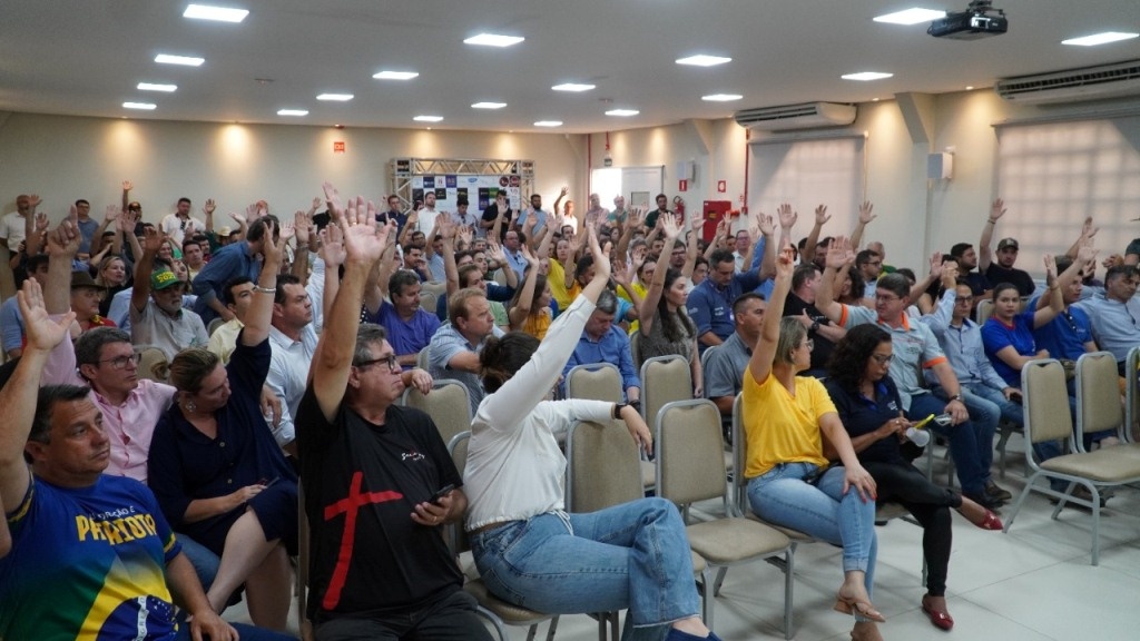 Cerca de 200 comerciantes decidem fechar suas empresas em protesto