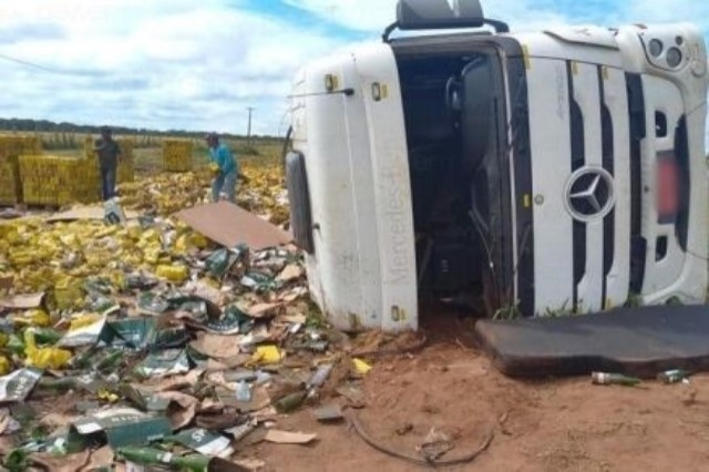 Carreta com cerveja tomba e parte da carga é saqueada na BR-163