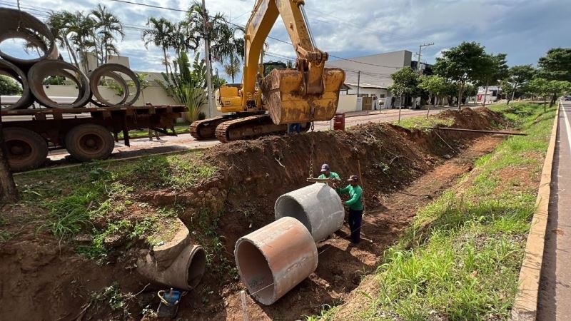 Obras iniciam fechamento de valetão em trecho da Avenida das Sibipirunas