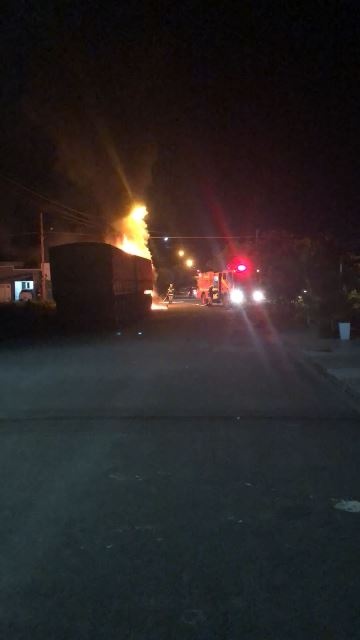 Carreta fica destruída após ser atingida por incêndio em Sinop
