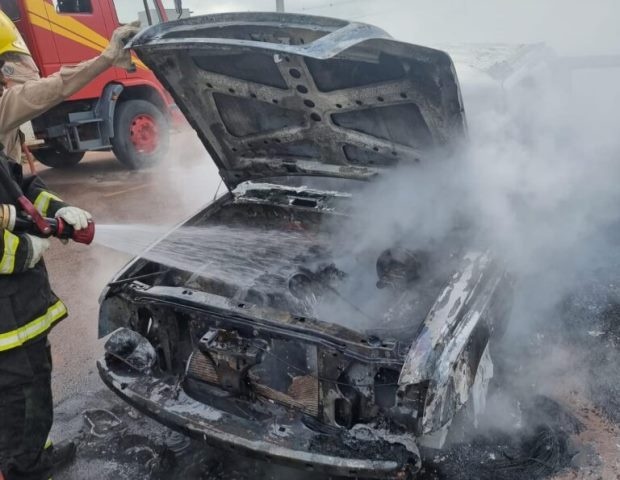 Caminhonete fica destruída após ser atingida por incêndio em Sinop