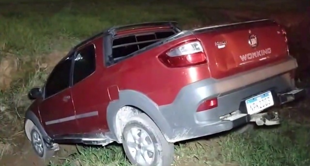 Pick-up cai em vala de escoamento de água em Sinop
