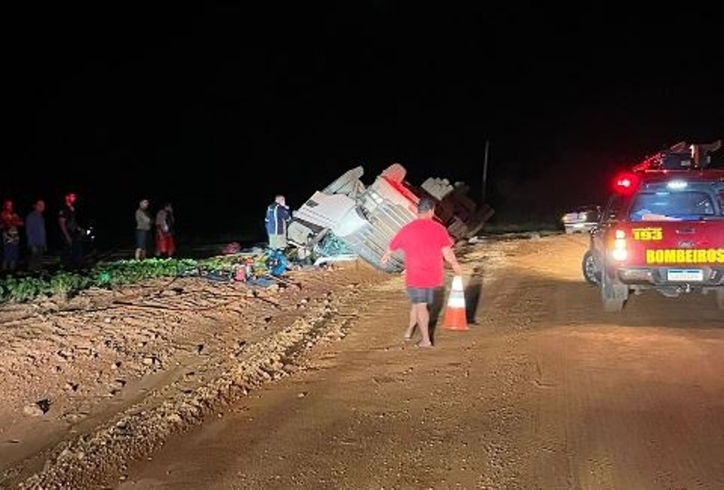 Carreta tomba e mulher morre na MT-222 em Sinop