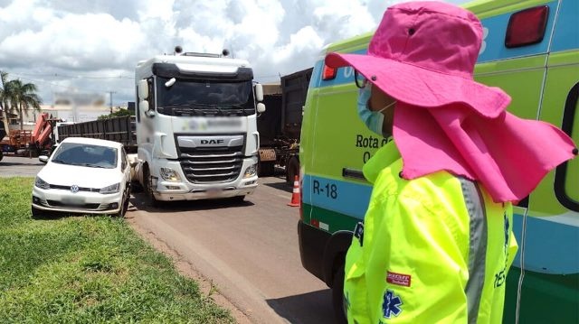 Carro e carreta se envolvem em colisão na BR-163 em Sinop