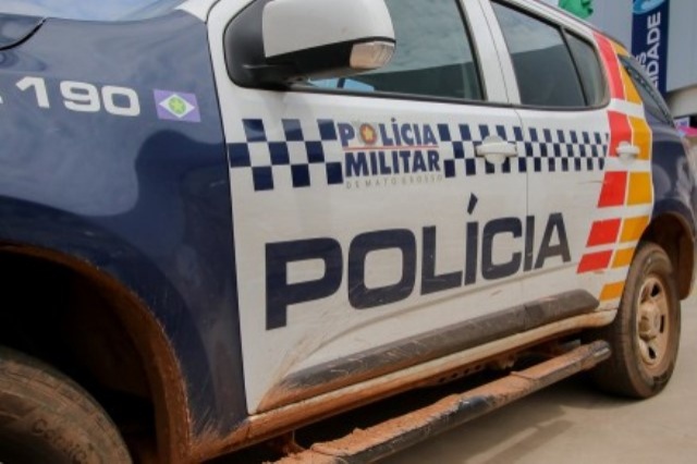 Mulher diz que marido tem 'legião de demônios' e o esfaqueia