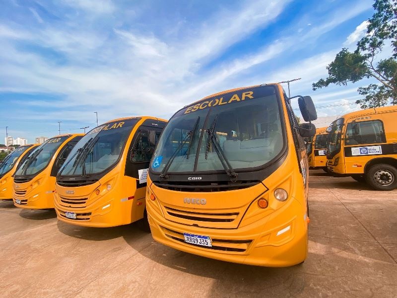 Sinop recebe do Governo do Estado cinco novos ônibus para o transporte escolar do município