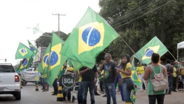 Dentista tenta atropelar manifestantes e vai presa