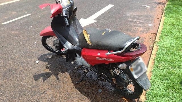 Criança desce de ônibus e é atropelada por moto em Sinop