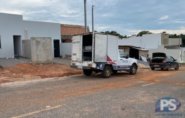 Pai e filho invadem casa, tentam balear homem, mas matam outro morador