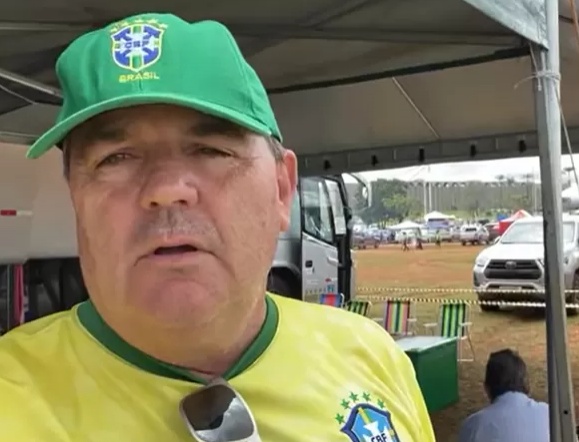 Prefeito terá que colocar em outdoors frases de democracia