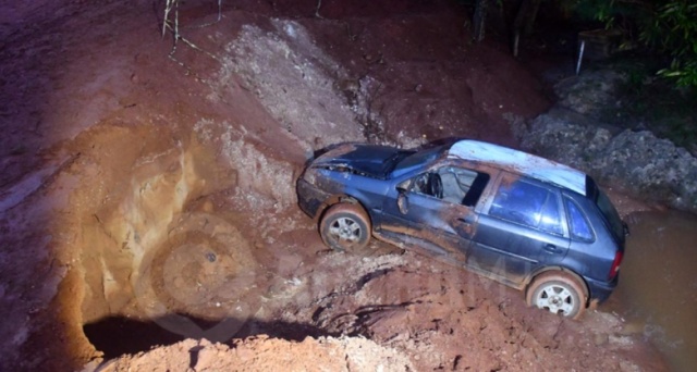 Mulher fica ferida após carro cair em ribanceira