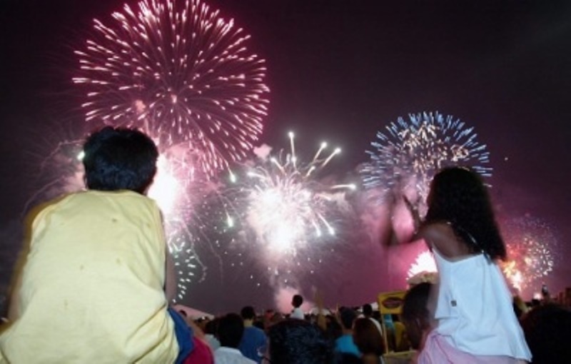 Soltar fogos de artifício é proibido e pode acarretar em multa
