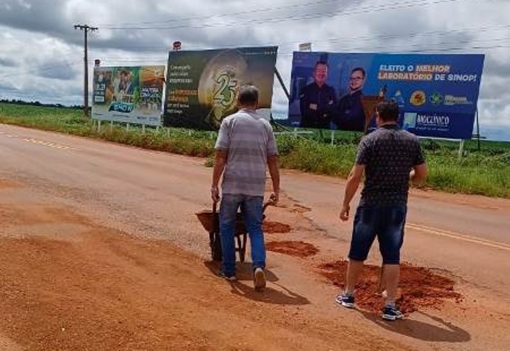 Taxistas fazem mutirão para recuperar asfalto no aeroporto