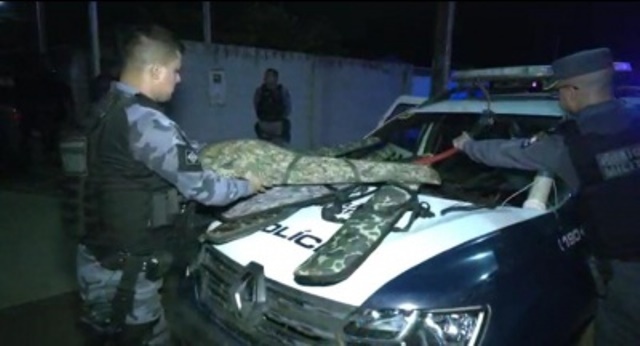 PM prende homem com armas após ameaçar vizinhos