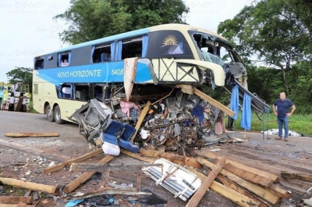 Três pessoas morrem e 42 ficam feridas em acidente entre ônibus e carreta na BR-163