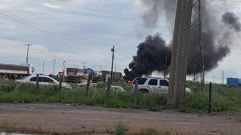 Manifestantes voltam bloquear trechos em rodovia de MT