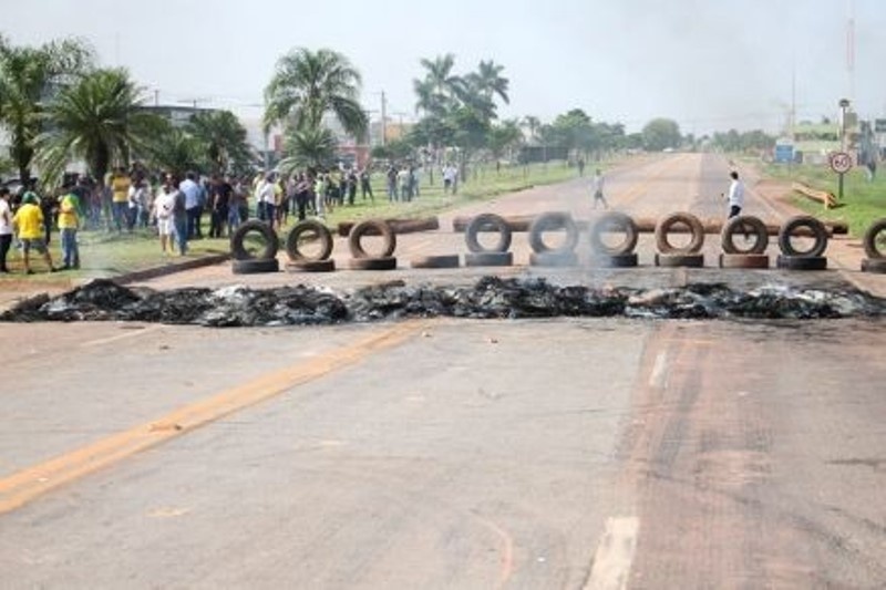 Agrônomo é preso acusado de queimar pneus e bloquear BR-163 em Sinop