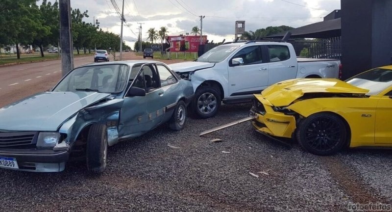 Motorista perde o controle e bate em camionete e carro de luxo em Sinop