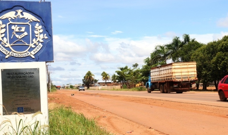 Prefeitura faz trabalho paliativo com fechamento de buracos no perímetro urbano da MT-140