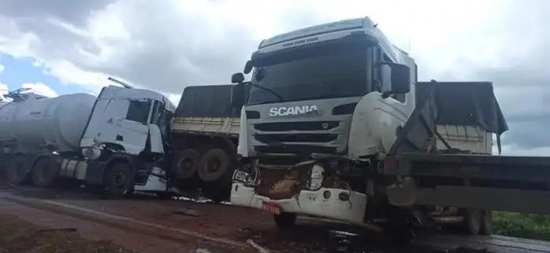 Engavetamento entre 5 carretas deixa trânsito lento em BR