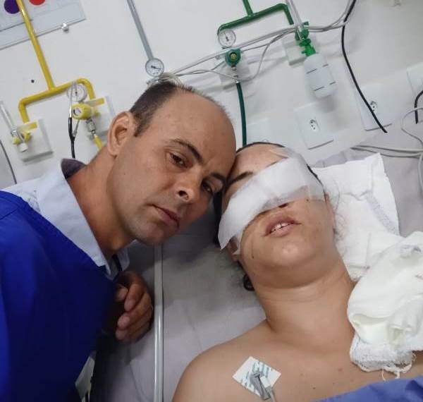Homem faz campanha para conseguir pagar hospital após esposa sofrer acidente