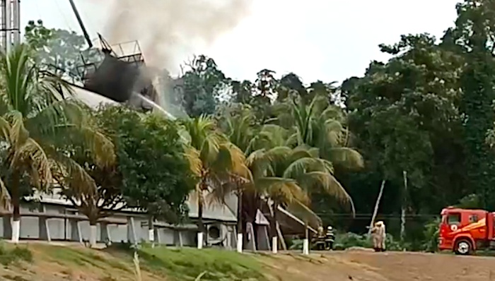 Bombeiros combatem fogo em armazém em Sinop