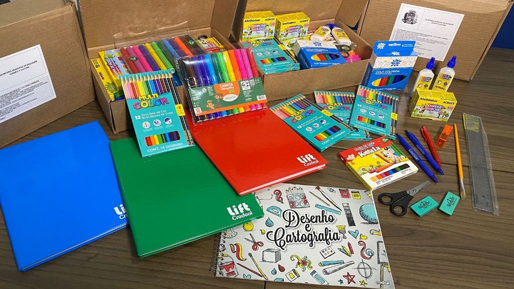 Educação entrega kits para alunos e professores