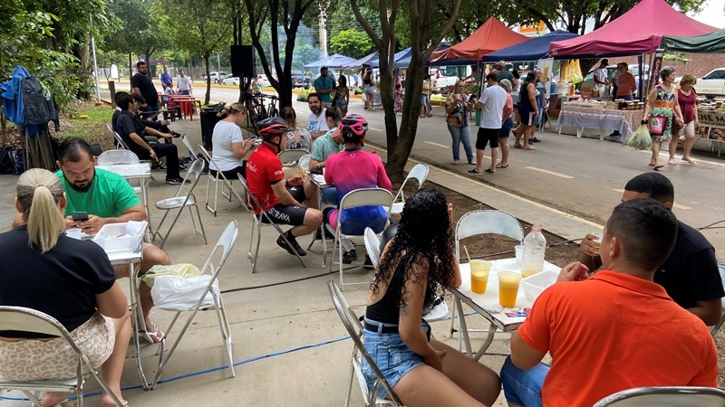 Feira da Família aos domingos faz sucesso com venda de produtos frescos e atrações culturais