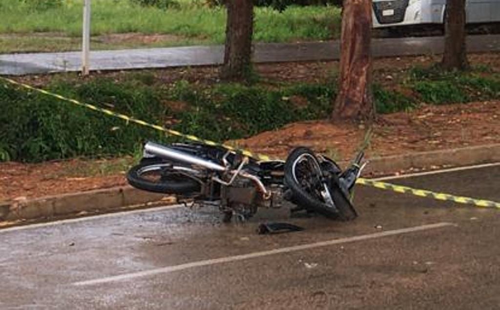 Motociclista bate em caminhonete e morre