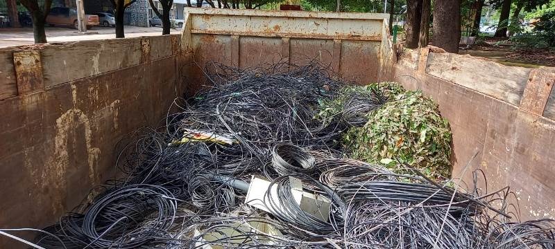 Após orientação de secretaria, concessionária e empresas avançam na retirada de excesso de fios em postes