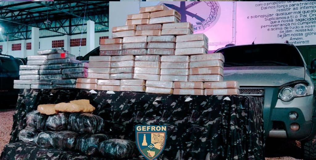 Gefron prende dupla e apreende 87,9 quilos de drogas escondidos em caminhonete