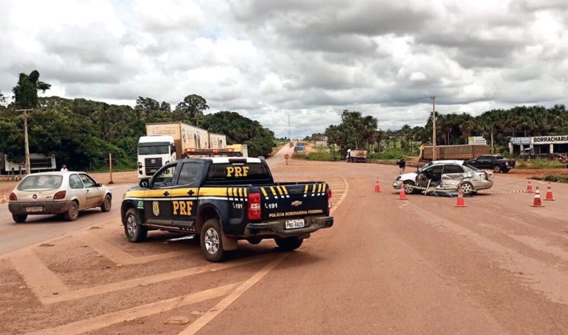Motorista morre e passageira fica ferida em acidente na BR-163