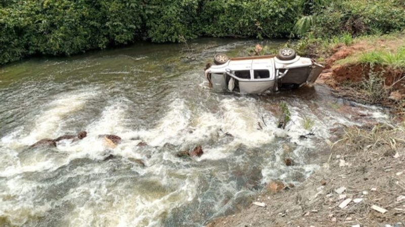 Camionete capota, cai em córrego na BR-163 em Sinop e três pessoas ficam feridas