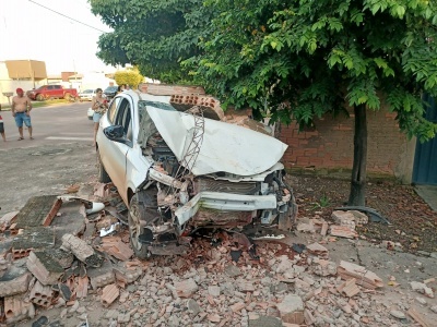 Acidente entre carro e moto deixa homem e mulher feridos
