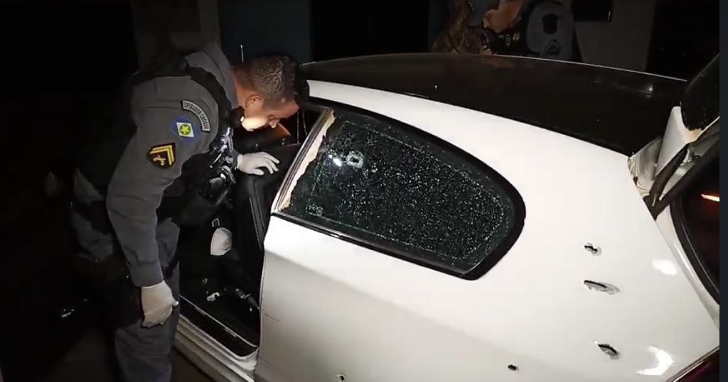 Motoristas de BMW se envolve em troca de tiros e colide carro com viaturas