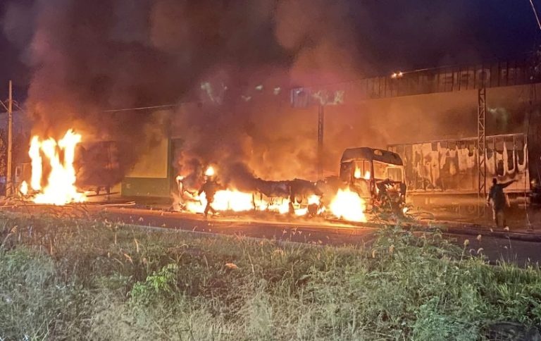 Quatro caminhões ficam destruídos após incêndio em Sinop