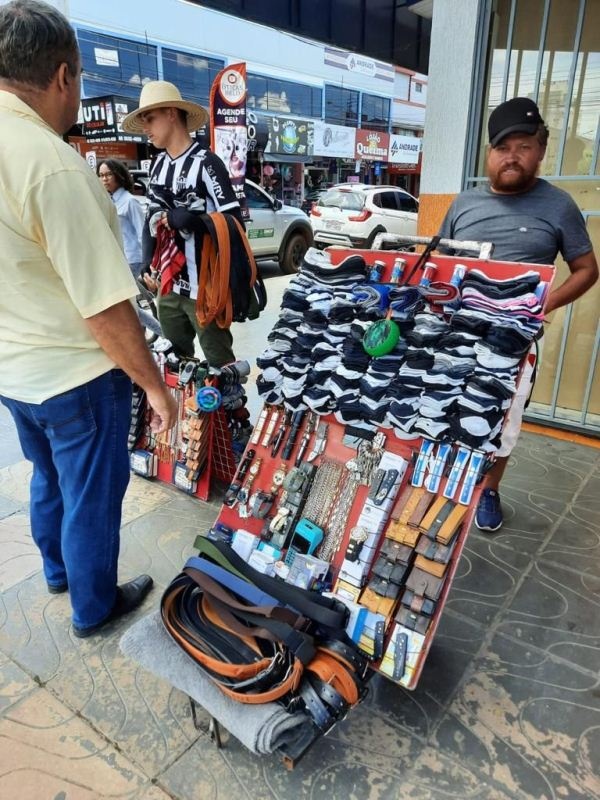 Fiscalização apreende mercadorias de ambulantes