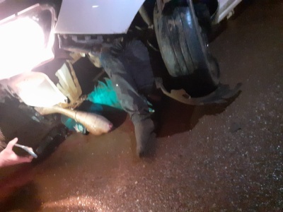 Adolescente pilotando moto bate de frente com carro e fica gravemente ferido