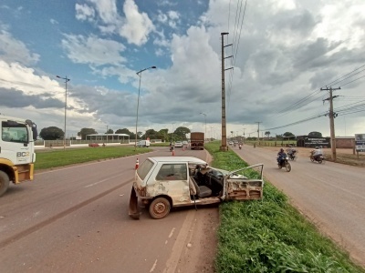 Carro corta frente de carreta na BR-163