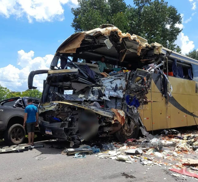 Oito pessoas morrem em acidente entre carreta e ônibus na BR-174 em MT