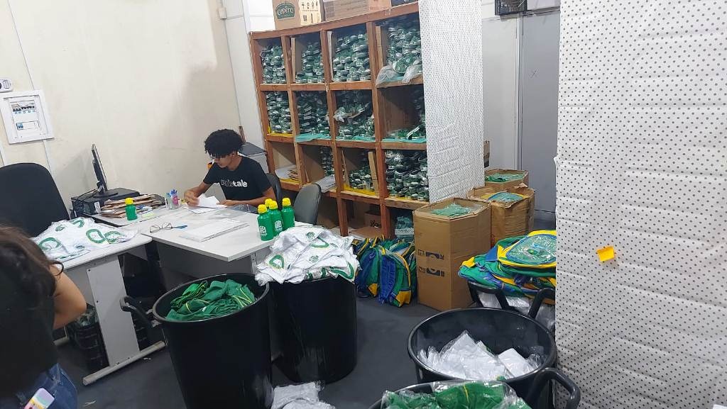 Alunos do município ainda não receberam uniformes e os kits escolares
