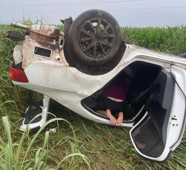 Apresentador de TV capota carro em rodovia