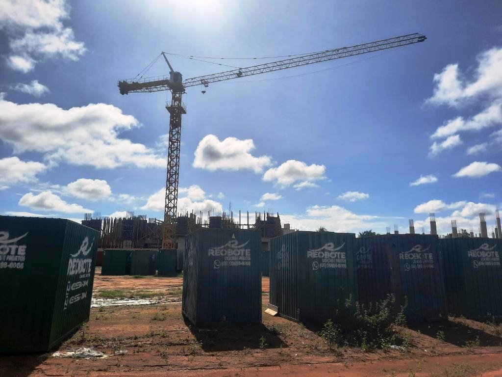 Grua de 90 metros marca arranque das obras do novo edifício em Sinop
