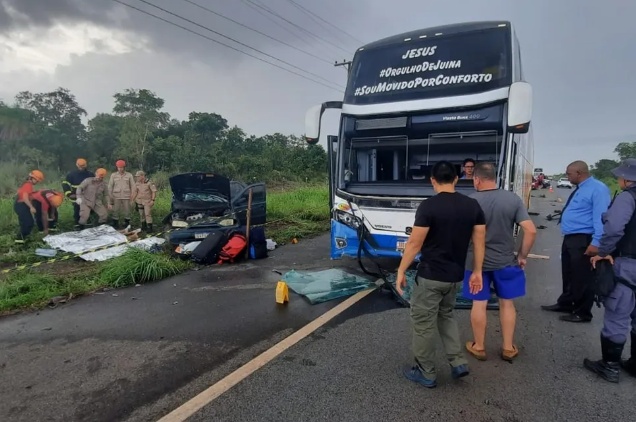 Acidente entre carro e ônibus deixa 3 mortos e 1 gravemente ferido na MT-010