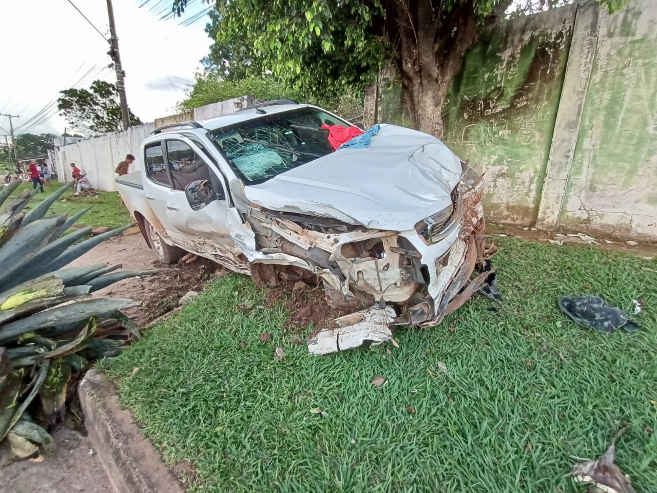 Caminhonete em fuga bate em caminhão e atropela homem em Sinop