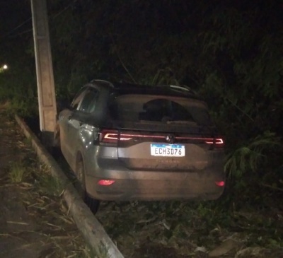 Quase 24 horas depois de acidente carro permanece no mesmo local