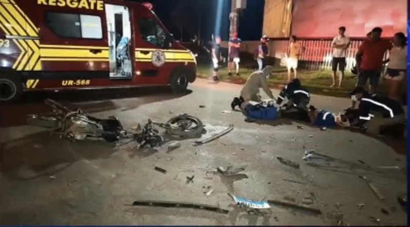 Piloto de moto não respeita preferencial e colide violentamente contra camionete
