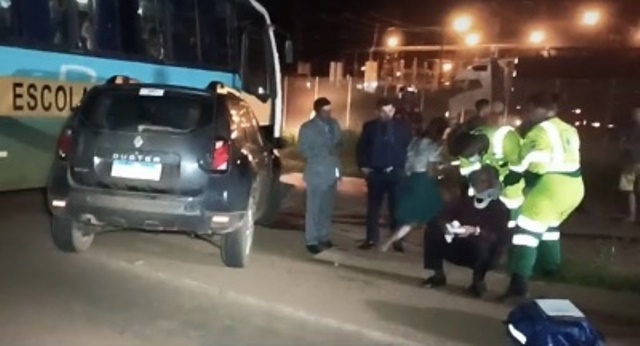 Acidente entre ônibus escolar e carro termina com homem ferido