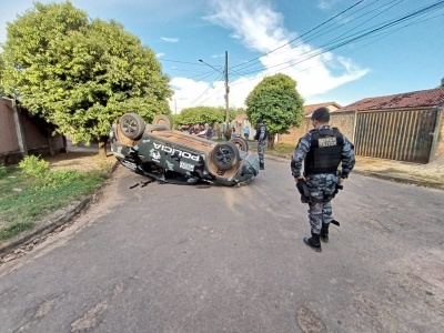 Viatura da Força Tática tomba no bairro Gente Feliz